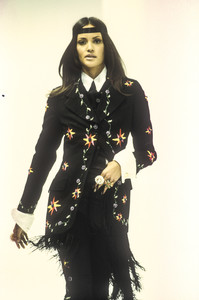 644695611_DolceGabbana1993WomenRTW137.thumb.jpg.78289ba1922cc95dd49dde39712765e0.jpg