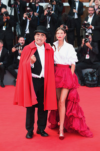 Bianca+Balti+Sisters+Brothers+Red+Carpet+Arrivals+SNztL_98SCWx.jpg