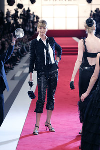 696401458_Chanel2005WomenRTW1.thumb.jpg.8d89fa192c4aa5e26ae8894d38424486.jpg