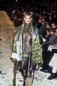 707931587_JeanPaulGaultier1994WomenRTW18.thumb.jpg.d03eae97eb516048ebb6399ffcb3a8b0.jpg