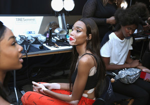 Winnie+Harlow+TRESemme+Cushnie+Backstage+September+oA7_tmOQ2_hx.jpg