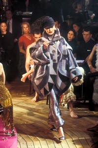 72290313_JohnGalliano1998WomenRTW49.thumb.jpg.9387cc2b701668ff4bb430090f8ec8d7.jpg