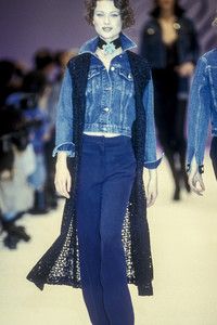 735622054_Blumarine1993WomenRTW58.thumb.jpg.3413848957cfa46e8f14cc7ed44aa9c3.jpg