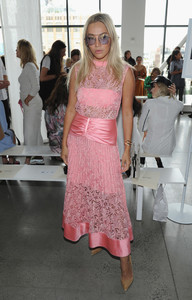 760125268_TinaLeungSelfPortraitSpringSummer2019m1b0o8Y20gBx.thumb.jpg.c8edbd03752fa9ed5167ff95c64f8527.jpg