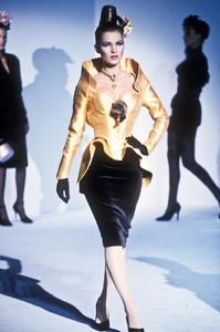 783770132_ThierryMugler1995WomenRTW32.thumb.jpg.a8e27012543ad00522fa258546a4fde1.jpg