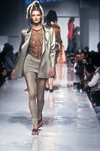 79808503_JeanPaulGaultier1996WomenRTW91.thumb.jpg.c5d478355b66923ed6e83e3d097e8e94.jpg