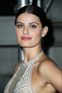 80893762_Isabeli-Fontana-Arrives-at-Harpers-Bazaar-ICONS-Party--09.thumb.jpg.c0df7901d3878a057423d193d65f354a.jpg