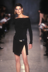 829192375_DonnaKaran1997WomenRTW4.thumb.jpg.dd0e77211d4470dd94cf975befbc2618.jpg