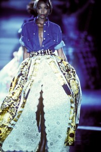 881303762_Versace1992WomenRTW76.thumb.jpg.281f02a823108d64bd048c1316c4c542.jpg