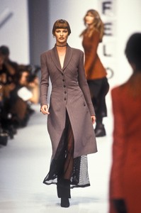 896473979_KarlLagerfeld1993WomenRTW196.thumb.jpg.d4de404f2e9a5eac2132eacae6724cdb.jpg