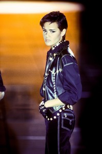 910051886_Versace1992WomenRTW31.thumb.jpg.b50869ca466479fd234672b158d00a90.jpg