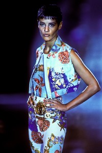 916253772_Versace1992WomenRTW95.thumb.jpg.1150ffcfa1fc267a6262e7d6d939325a.jpg