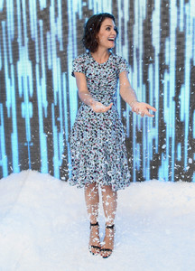 Katie+Holmes+Glenda+Bailey+Katie+Holmes+Host+zP3ygdd1NX0x.jpg