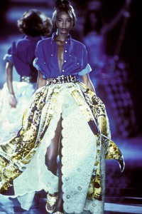 973206135_Versace1992WomenRTW75.thumb.jpg.0f2731eec63e7b1ea5c4153089bb4a95.jpg