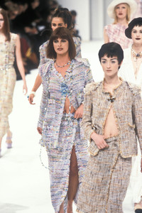 988203094_Chanel1998WomenRTW5.thumb.jpg.a0101c02ce5308f42d31cb31daf3be1c.jpg