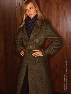 Amber-Valletta-Holt-Renfrew-Fall-2018-Catalog10.thumb.jpg.9617abf8cbe72337e05fb34efe92b0af.jpg