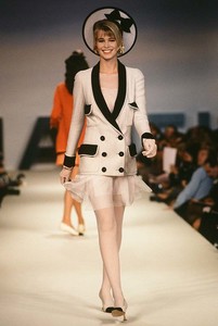 Claudia-Schiffer-c-Holger-Jacobs-1-800.thumb.jpg.1fe113acb674f3ced6c681db1d32d74c.jpg