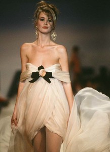 Claudia-Schiffer-c-Holger-Jacobs-4-800.thumb.jpg.04960a399fb09ac2d014996dc49b33f5.jpg