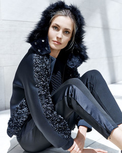 Emporio-Armani-Embellished-Zip-Front-Jacket-with-Detachable-Faux-Fur-Trimmed-Hood-679x849.thumb.jpg.10eb1693b007fa774de5694f0c106f2d.jpg