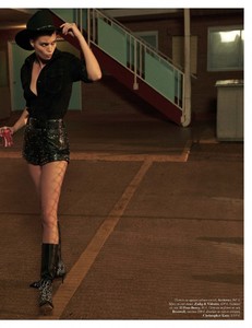 MISS-VOGUE-Dan-Martensen-x-Clare-Richardson_Page_06.thumb.jpg.f91e58081abdb56865d698151db84f62.jpg