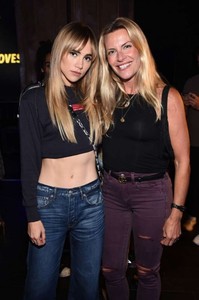 Suki-Waterhouse_-American-Eagle-Celebrates-NYFW-With-Ne(X)t-Level-Fall-Jeans-Party--05-662x997.jpg