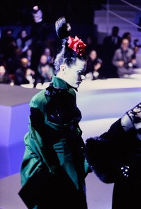 THIERRY-MUGLER-FALL-1995-RTW-09-SHALOM-HARLOW.thumb.jpg.8e69895628a9c8cfb8dee1affdd1ad04.jpg