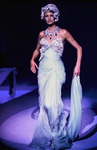 THIERRY-MUGLER-FALL-1995-RTW-104-LINDA-EVANGELISTA.thumb.jpg.e597406eadb07fd2788785b16982c3ad.jpg