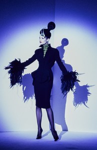 THIERRY-MUGLER-FALL-1995-RTW-40-SHALOM-HARLOW.thumb.jpg.0444bd28cdf9d68a9a73f09a4251a0de.jpg