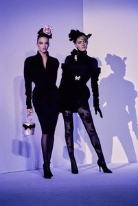 THIERRY-MUGLER-FALL-1995-RTW-51-AMBER-VALLETTA.thumb.jpg.7a4326bf5b8a74e24dd5e7af9a920a2e.jpg