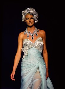 THIERRY-MUGLER-FALL-1995-RTW-DETAIL-115-LINDA-EVANGELISTA.thumb.jpg.da089604eb66f9757ce9210d298b783d.jpg