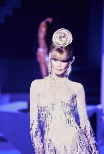 THIERRY-MUGLER-FALL-1995-RTW-DETAIL-122-CLAUDIA-SCHIFFER.thumb.jpg.4edff7e59a855e030d14eeb6ec759930.jpg