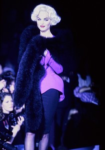 THIERRY-MUGLER-FALL-1995-RTW-DETAIL-21-EVA-HERZIGOVA.thumb.jpg.74758aee66eb8e4ffc33a9b7578ed9cb.jpg