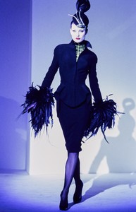 THIERRY-MUGLER-FALL-1995-RTW-DETAIL-48-SHALOM-HARLOW.thumb.jpg.5bd76449ebff3fb17fb20720ec00632b.jpg