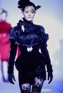 THIERRY-MUGLER-FALL-1995-RTW-DETAIL-62-AMBER-VALLETTA.thumb.jpg.44c85eacd1211f0a4e8a9de4a414bc66.jpg