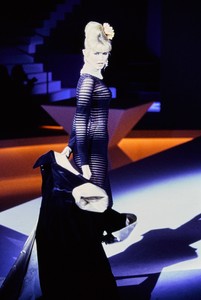 THIERRY-MUGLER-FALL-1995-RTW-DETAIL-64-CLAUDIA-SCHIFFER.thumb.jpg.c31c5e929ca47c724058dabec183eca0.jpg