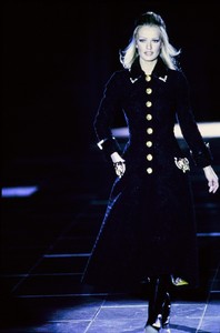 VERSACE-FALL-1992-RTW-14-KAREN-MULDER.thumb.jpg.15871ddeafc5c4b153de5eb38f6ebd2f.jpg