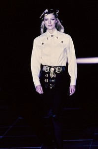 VERSACE-FALL-1992-RTW-17.thumb.jpg.1530b984a77808f2d2f0341ceadd59b8.jpg