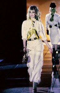 VERSACE-FALL-1992-RTW-44-CLAUDIA-SCHIFFER.thumb.jpg.0a231413f10301d5abdaed61830ec5c7.jpg