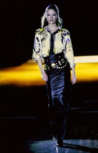 VERSACE-FALL-1992-RTW-70.thumb.jpg.dfc31f636d4352bc6579d9654e41ef81.jpg