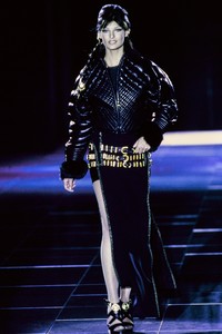 VERSACE-FALL-1992-RTW-73-LINDA-EVANGELISTA.thumb.jpg.07e17488281f86ccbfbad35f85bbf71c.jpg