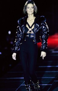 VERSACE-FALL-1992-RTW-75-MARPESSA-HENNINK.thumb.jpg.758fda8d000b0ac37d891ca06d308b6b.jpg