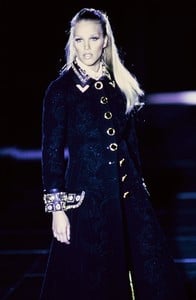 VERSACE-FALL-1992-RTW-DETAIL-04.thumb.jpg.f9209ab3cd7c4fc1f2f0583655c61721.jpg