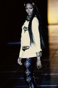 VERSACE-FALL-1992-RTW-DETAIL-29-NAOMI-CAMPBELL.thumb.jpg.c63f6c52f8bb777258491423b36f1a2c.jpg