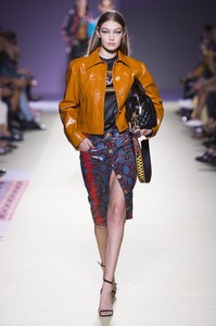 Versace-RS19-0129.thumb.jpg.1d82944bacd45a9000aaa10691b9a196.jpg