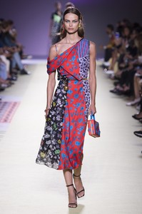 Versace-RS19-0302.thumb.jpg.62f0dcec29fb3abec3e514dfe9341d8f.jpg