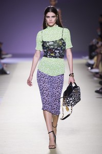 Versace-RS19-0377.thumb.jpg.8421edddd8a3a843f30f8b593f1ef78c.jpg