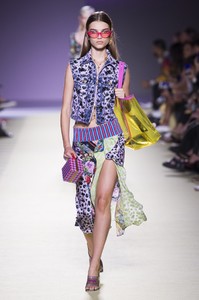 Versace-RS19-0466.thumb.jpg.bf1154cddc4964af7ce17d5006a9aeeb.jpg