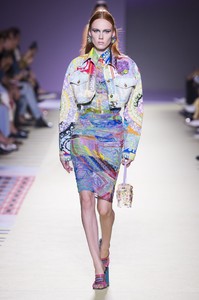 Versace-RS19-0537.thumb.jpg.65ac23e965251bdd9e8c71ea3d22c6c9.jpg