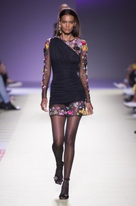 Versace-RS19-0829.thumb.jpg.e3b4ad9b52cfe6bf30413b034dc0ee70.jpg