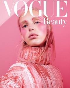VogueJapan_Oct2018_0-Cover-819x1024.thumb.jpg.1deae0a4d09c130fb2c59ec77fd7ddff.jpg
